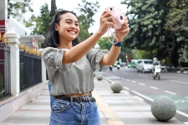 Dlaczego warto zainteresować się aparatami Instax od FujiFilm?
