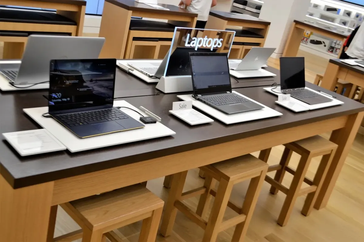 Laptop powystawowy – czy warto się na taki zdecydować?